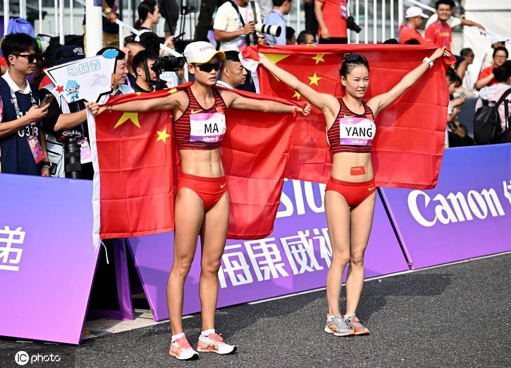 关于曼联“曼联正遭受着伤病的困扰，他们有很多出色的球队，出色的人格，你可以看到这一点，我们以小组第一的身份晋级了16强。